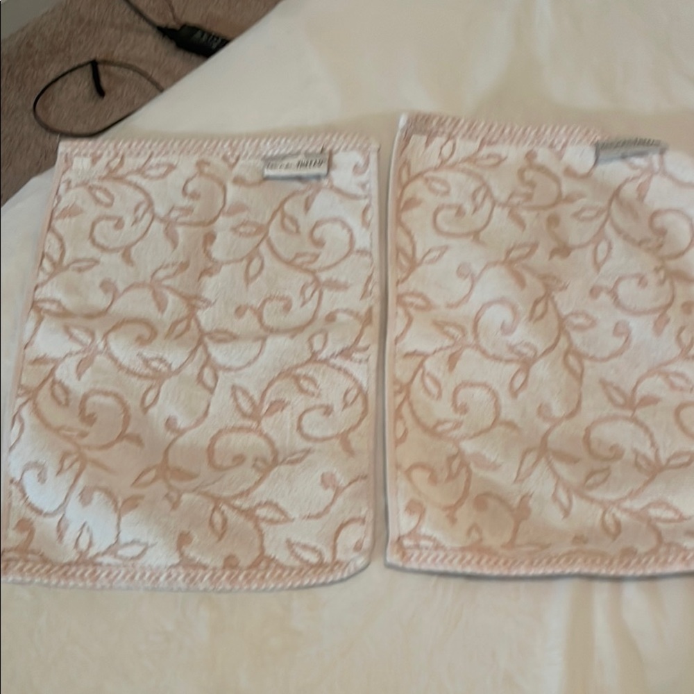 Beautiful/Reversable Floral Patterned Finger Tip Towels NWOT